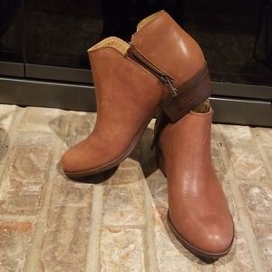 Size 8.5 Lucky Brand zipper side leather booties.
